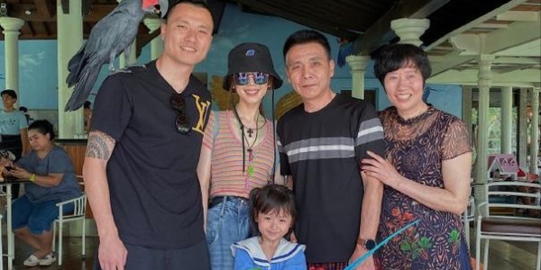 星空体育-郜林一家近照，42岁发福不少，老婆是超模，退役当老板很幸福|广州恒大|国足|广州队|国足球员|足协_新浪体育_新浪新闻