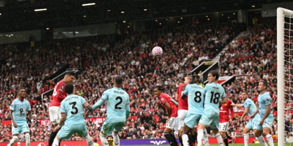 星空体育娱乐平台-3:2！姆伯莫2场2球，B费自我救赎，曼联终场绝杀，阿莫林如释重负