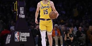 星空体育入口-里夫斯上半场6投4中&amp;amp;三分2中1得到14分2助 第二节独得12分2助