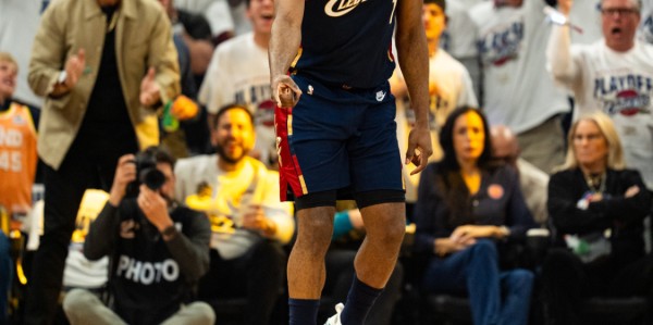 星空体育-米切尔43+5骑士再灭活塞追成2平，哈登24+11坎宁安19+6