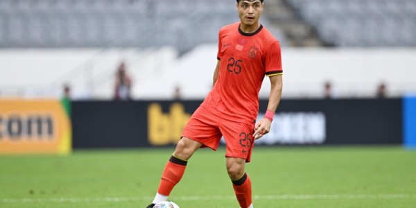 星空体育入口-吾米提江解析对阵澳大利亚战术：立足场地条件调整防守策略