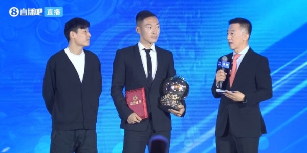星空体育娱乐平台-五届“中国金球奖”得主武磊为两届“中国金球奖”吴曦颁奖