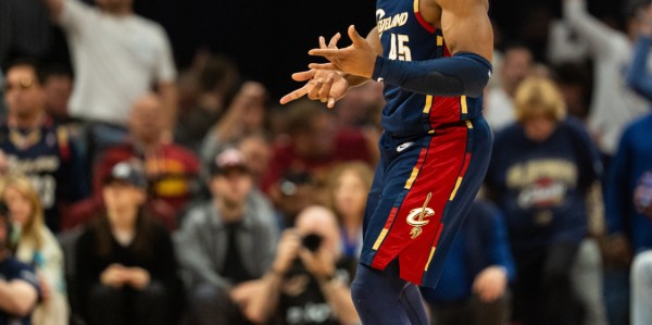 星空体育-米切尔43+5骑士再灭活塞追成2平，哈登24+11坎宁安19+6