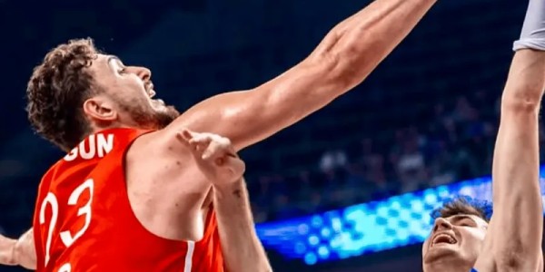 星空体育-带队四连胜！火箭社媒晒出申京欧锦赛赛场照